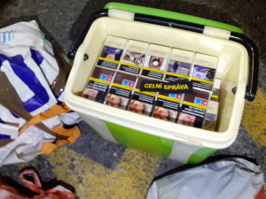 VIDEO: Celníci zadrželi skoro sto kartonů pašovaných cigaret. Byly schované i ve vaku se svatebními šaty