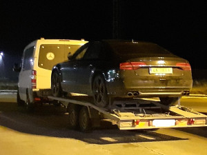 VIDEO: Celníci zadrželi skoro sto kartonů pašovaných cigaret. Byly schované i ve vaku se svatebními šaty