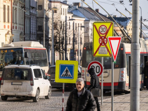 Dočasné zprůjezdnění náměstí v Jihlavě městu uleví, ukázala anketa mezi čtenáři Jihlavské Drbny