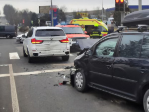 Nepozorný řidič narazil na křižovatce u Tesca do stojícího auta, poté nadýchal skoro dvě promile