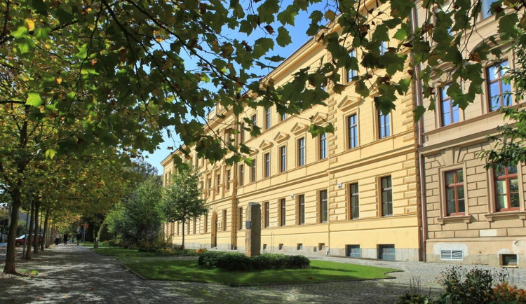 Budova jihlavského gymnázia, kde se odehraje experimentální část olympiády