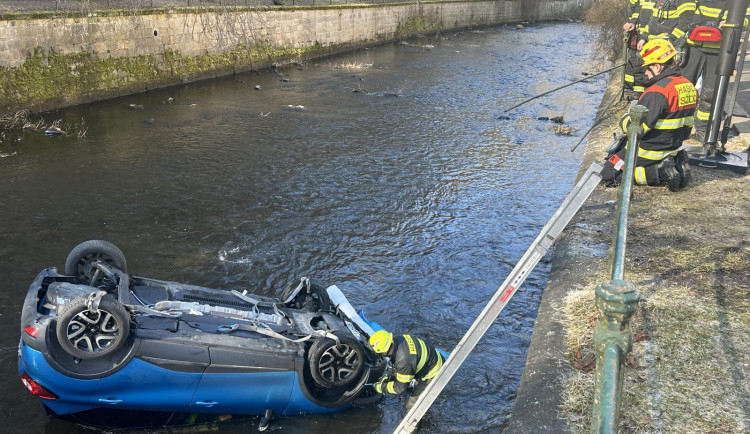 Žena vystoupila z auta aniž by ho zabrzdila. Skončilo na střeše v řece