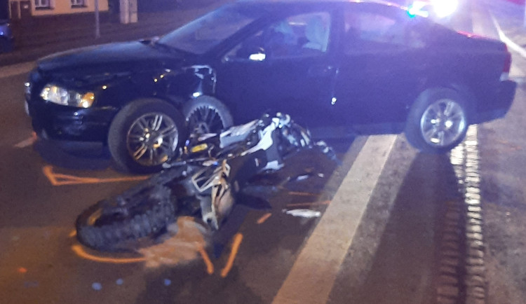 Seniorka nedala přednost motorkáři na hlavní silnici. Pro něj skončil karambol v nemocnici
