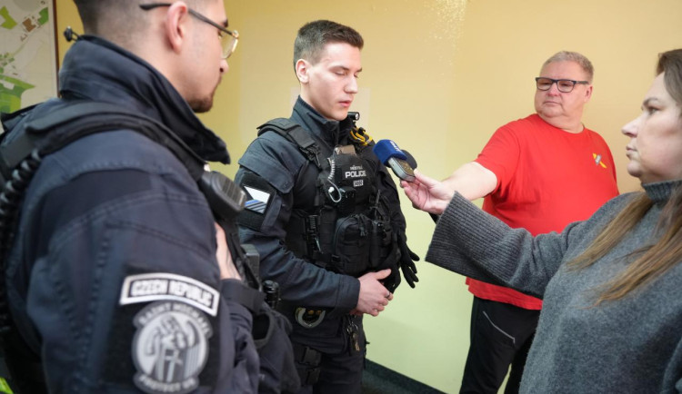 Oživili muže po kolapsu i dopadli zloděje, město ocenilo čtyři pohotové strážníky