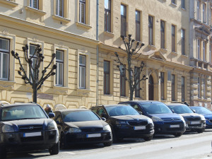 Parkování v Jihlavě III: Třída Legionářů je oblíbená a levná, ještě letos tam otevře nový parkovací dům