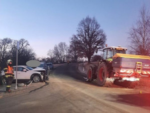 Smolné ráno v Libkově Vodě. Srazilo se tam osobní auto s traktorem