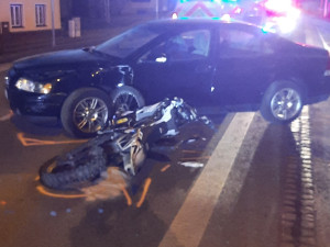 Seniorka nedala přednost motorkáři na hlavní silnici. Pro něj skončil karambol v nemocnici