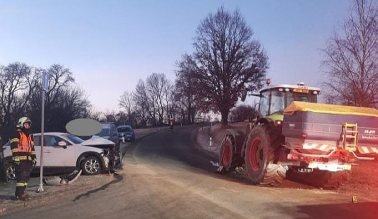 Smolné ráno v Libkově Vodě. Srazilo se tam osobní auto s traktorem