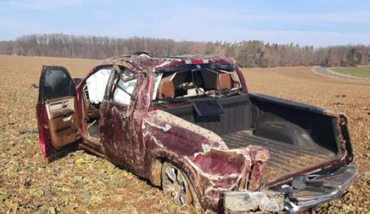 Muž se zákazem řízení po havárii odmítl test na drogy. Jeho spolujezdkyně musela letecky do nemocnice. Foto: Se souhlasem Policie ČR