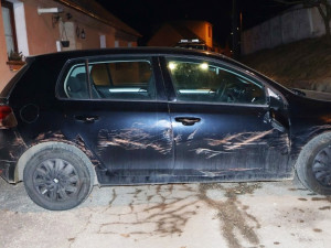 Řidička v Jemnici při parkování špatně zajistila auto a odešla. Golf se pak rozjel po schodech dolů