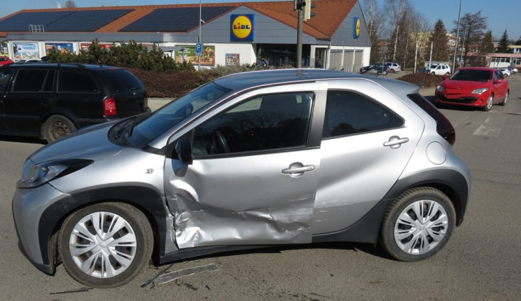 Nehoda u jihlavského Lidlu přinesla jedno zranění. Svědci se mají hlásit policii 