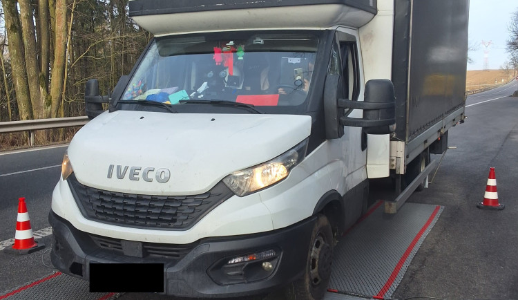 Policisté na Vysočině se zaměřili na větší vozidla. Dvě dodávky byly přetížené, řidiči dostali pokutu