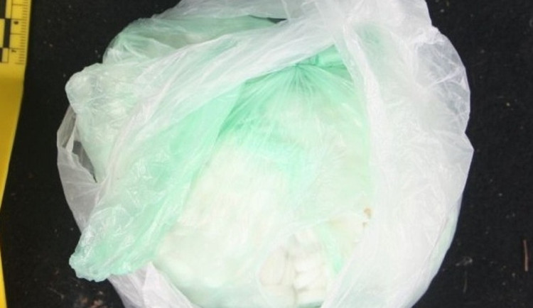 Třiapadesátiletý muž vyráběl drogy ve velkém, teď je za mřížemi. Pětileté vězení hrozí i dalším dopadeným. Foto: Se souhlasem Policie ČR