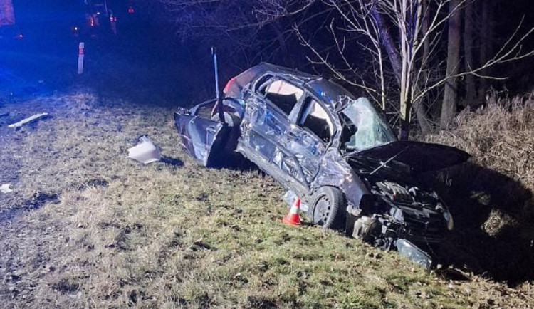 Noční srážka osobního a nákladního auta zaměstnávala záchranáře. Foto: Se souhlasem Policie ČR