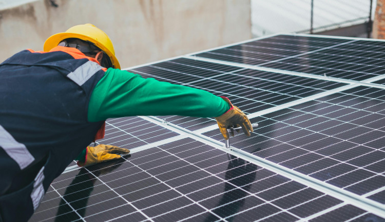 Jamné, Dolní Cerekev a třeba Vepřová osadí na obecní budovy fotovoltaické panely. Všude pomohou dotace