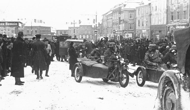 Německá Jihlava vítala vojáky z říše, v českých rodinách doma panoval smutek