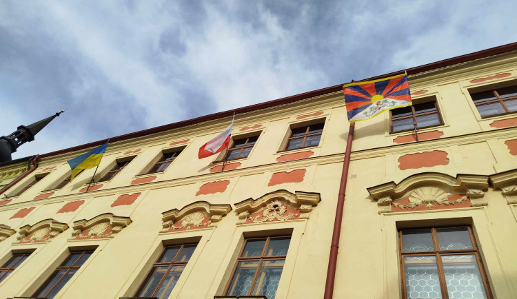 Na jihlavské radnici se objevila tibetská vlajka. Město se znovu připojilo k mezinárodní kampani