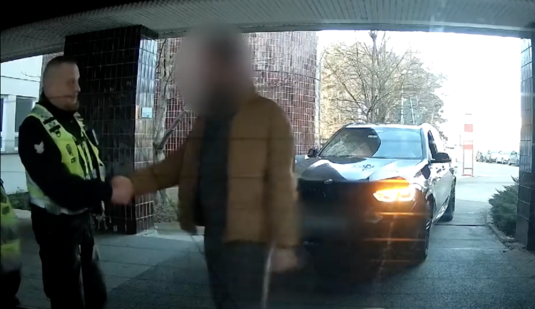 VIDEO: Nastávající otec spěchal s rodící ženou do nemocnice, o pomoc požádal strážníky