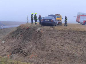 Řidič u Nového Veselí ráno nezvládl průjezd kruhovým objezdem a boural. Skončil v péči lékařů