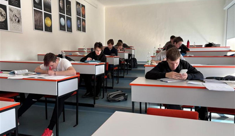 Na jihlavské gymnázium se sjeli nejlepší mladí fyzici. Na olympiádě reprezentovali i čtyři studenti z Vysočiny