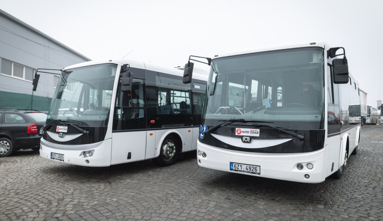 V Třebíči a Žďáru jezdí elektrobusy, Jihlava jde cestou parciálních trolejbusů a autobusů na bioplyn