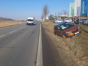 Mladý řidič dodávky odbočoval, když ho předjíždělo jiné auto. Škoda je více než 350 tisíc