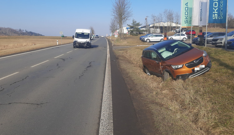 Mladý řidič dodávky odbočoval, když ho předjíždělo jiné auto. Škoda je více než 350 tisíc. Foto: Se souhlasem Policie ČR