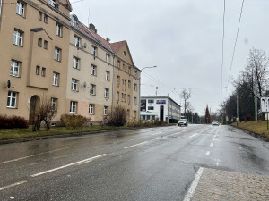 Vyšší bezpečnost pro cyklisty. V Jiráskově ulici, kde denně projede až 20 tisíc aut, se objeví nové cyklopruhy