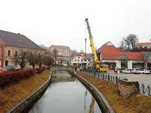 VIDEO: V Brtnici přibyla lávka přes řeku, chodci nebudou muset na úzký most s auty