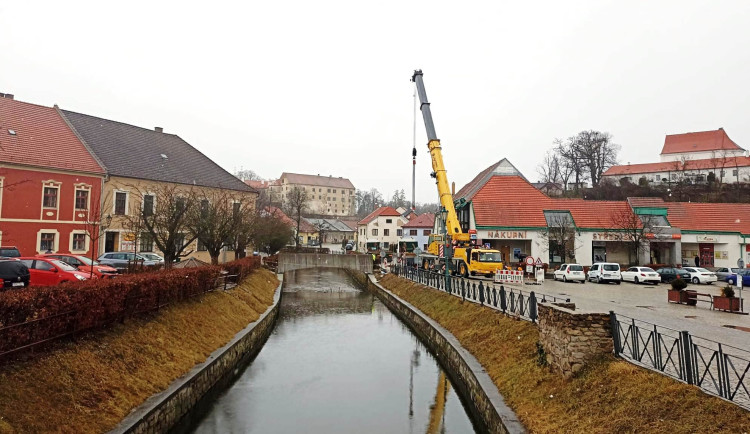 V Brtnici přibyla lávka přes řeku, chodci nebudou muset na úzký most s auty