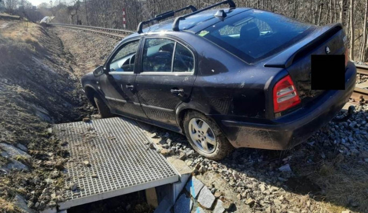 FOTO: Provoz vlaků na Žďársku zastavilo auto v kolejišti. Nikdo se nezranil, cestující musí jet autobusem