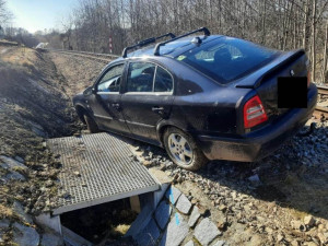 FOTO: Provoz vlaků na Žďársku zastavilo auto v kolejišti. Nikdo se nezranil, cestující musí jet autobusem