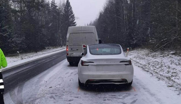 Nový sníh komplikuje cestování po Vysočině. Od páté hodiny ranní se stalo už jedenáct nehod