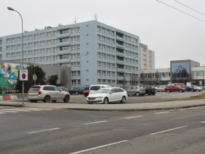 Parkoviště u nemocnice je ve všední dny odpoledne prakticky prázdné.