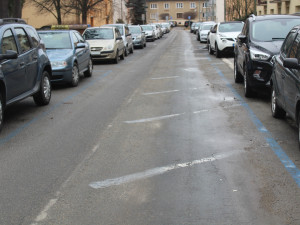 Značení na silnici v ulici Leoše Janáčka není zcela jasné.