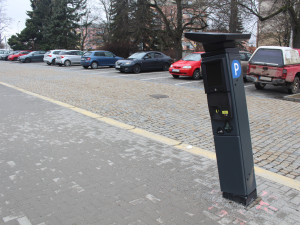 Parkovací automat pře Domem zdraví je vyvrácený, ale funkční.