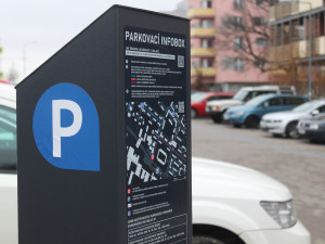 U lékárny naproti budovanému parkovacímu domu platí modrý režim.