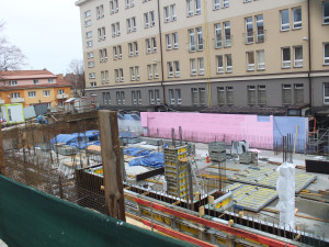 U krajského policejního ředitelství se staví parkovací dům.