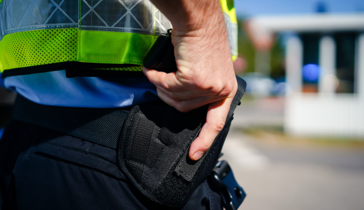 Nebezpečný recidivista vyhrožoval zbraní ostraze skladu, policie ho dopadla ve Vysočanech