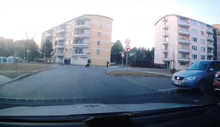 VIDEO: Mladý motorkář ve Žďáru ujížděl policii. Během honičky s hlídkou najel na obrubník a boural