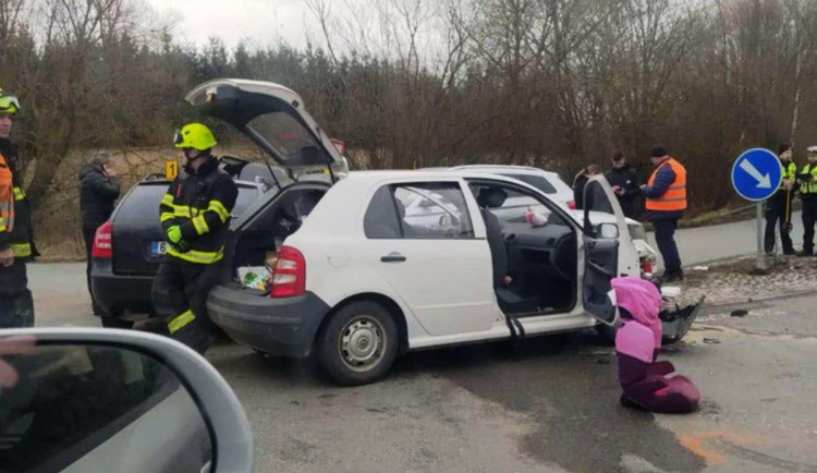 Nehoda u jihlavského Aventinu skončila zraněním čtyř lidí, škoda je 150 tisíc korun