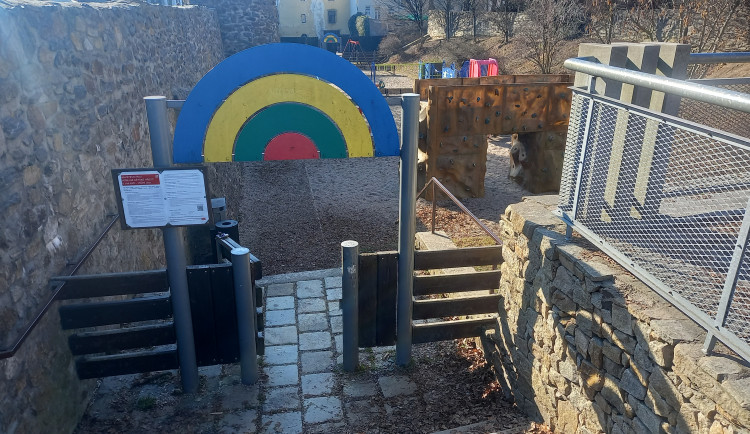 Slunečné počasí láká k venkovním aktivitám. Dětská hřiště v Jihlavě jsou už všechna odemčená