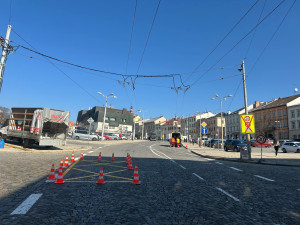 Průjezd náměstím bude plynulejší a bezpečnější. Novotou zářící bílé čáry doplní ještě ostrůvky