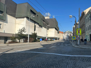 Průjezd náměstím bude plynulejší a bezpečnější. Novotou zářící bílé čáry doplní ještě ostrůvky