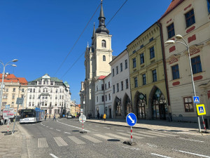 Průjezd náměstím bude plynulejší a bezpečnější. Novotou zářící bílé čáry doplní ještě ostrůvky