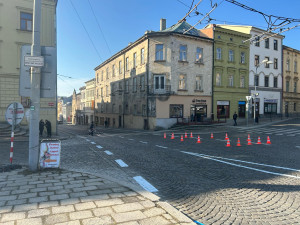 Průjezd náměstím bude plynulejší a bezpečnější. Novotou zářící bílé čáry doplní ještě ostrůvky