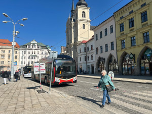 Průjezd náměstím bude plynulejší a bezpečnější. Novotou zářící bílé čáry doplní ještě ostrůvky