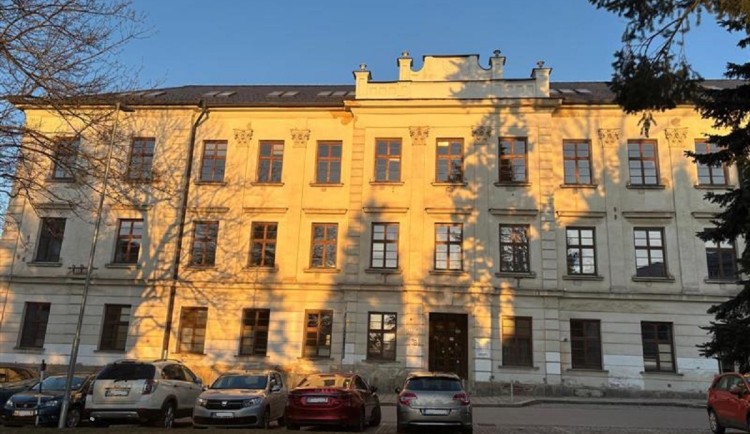 Historická fasáda na obchodní akademii v Jihlavě dostane původní podobu, náklady se odhadují na 36 milionů. Foto: Se souhlasem Kraje Vysočina