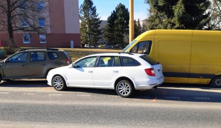 Sobotní nehoda na Okružní v Jihlavě: Policie hledá svědky a řidičku, která se snažila pomoci