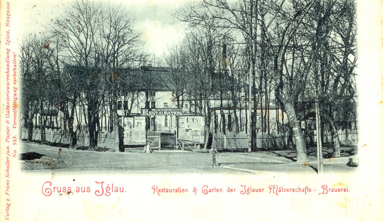 Jihlavský pivovar od jihovýchodu se zahradou. Dobová pohlednice zachycuje podobu pivovaru před rokem 1924. Reprofoto: poskytl Stanislav Jelínek